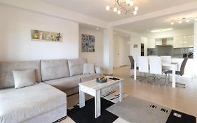 Modern 2 Bedroom Apartment 100 M From The Beach